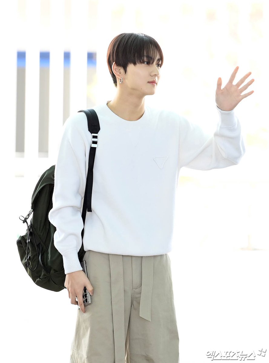 enhypenupdates's tweet photo. [AIRPORT] 240422

JUNGWON at Incheon Airport on their way to the U.S. | Press Photo (1)

@ENHYPEN_members @ENHYPEN #ENHYPEN #엔하이픈 #JUNGWON #정원 https://t.co/VaqPc55XSI