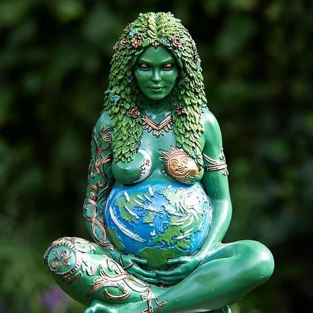 Gaia é la madre di ogni cosa.
Gaia é la creatrice della Vita.
Ogni cosa viene e torna da lei.
Abbi cura di amarla.
Lei ha bisogno solo di questo solo di amore.
Amore per lei, per le sue creature, per i suoi Mari, per i suoi alberi.
Ama la terra come una madre.

Buon #earthday 💚