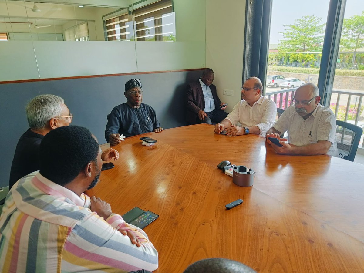 Former President of Nigeria, Honorable Oluṣẹgun Ọbasanjọ, recently graced Sahyadri Farms with his presence. Delving into the cooperative model of Sahyadri Farms, he displayed keen interest in understanding India's agricultural practices. #sahyadrifarms