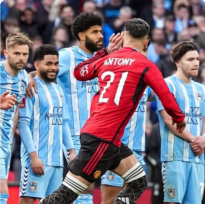 How was it ok for this guy to do this our fans but “Classless” when Antony returned the favour? #MUFC #COVMUN #FACUP