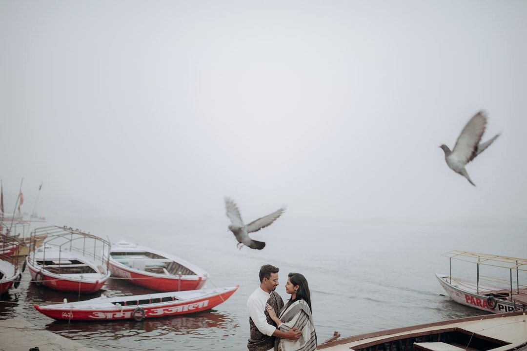 A picture-perfect moment by the lake: a couple's embrace, birds soaring above, nature's poetry captured in this heartfelt scene. Captured beautifully by Subhankar Sarkar through Sigma 85mm F1.4 DG DN. #SIGMAPicks #sigmaphotoindia #sigmaindia