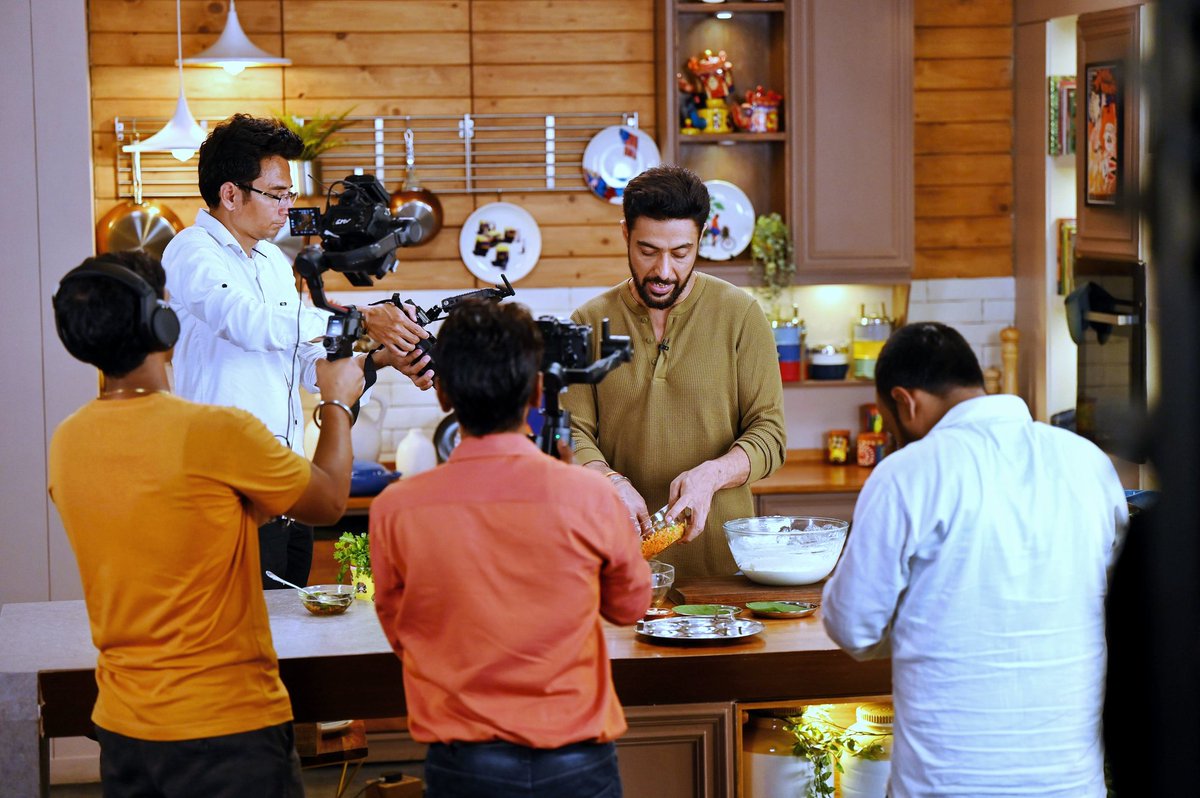 ranveerbrar's tweet photo. Just another typical dayβπ»
.
.
.
#mondaythoughts #workingday #justanotherday #typicalday #cheflife https://t.co/Hr9jsJ4RSZ