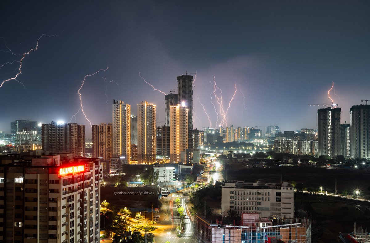 First storms of the season. The atmosphere is electric.

#Hyderabad #HyderabadRains