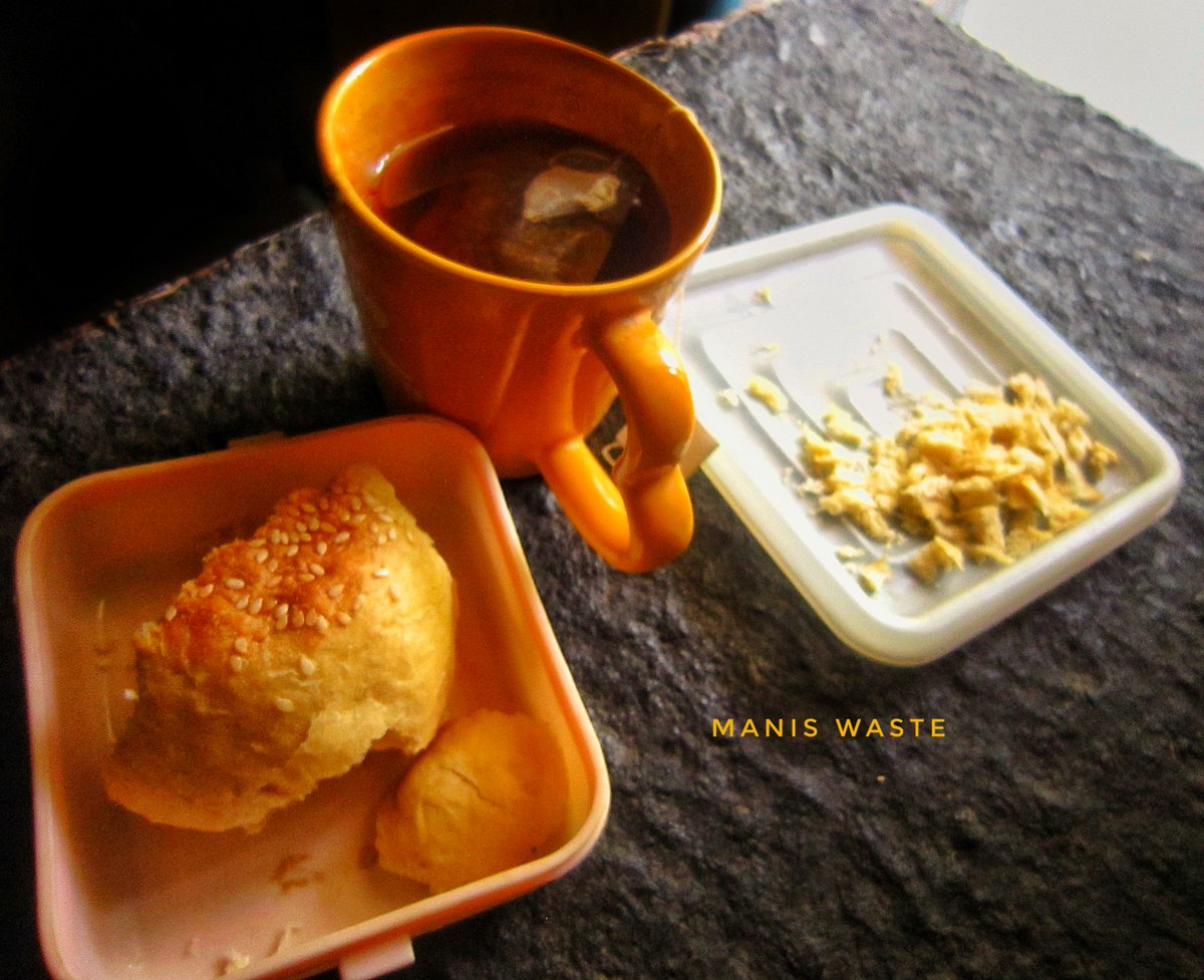 maniswaste's tweet photo. Chicken and me eating bread🥰,Let's be kinder to another life.
#kind #bread #sustainable #ecofrieandly #home #chicken #babychicken #breadforchicken #togethereating #homekind #smallgift #ecofriendly #bekinder #otherlife #kindanimal #homeme #meeco #morningtee #teawithchicken #gift https://t.co/aTXLeFYsd0