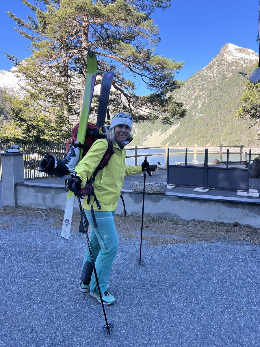 corinne_crabe's tweet photo. J’adore ces moments où après le tumulte de l’hiver, la haute montagne nous permet de profiter encore un peu de ses pentes, de son calme du soir, de son éveil lumineux et glacé, de son imensité. Un beau week-end en itinérance dans le #neiuvielle entre #oredon #lagkere #pyrenees https://t.co/ekTX9qvAjN