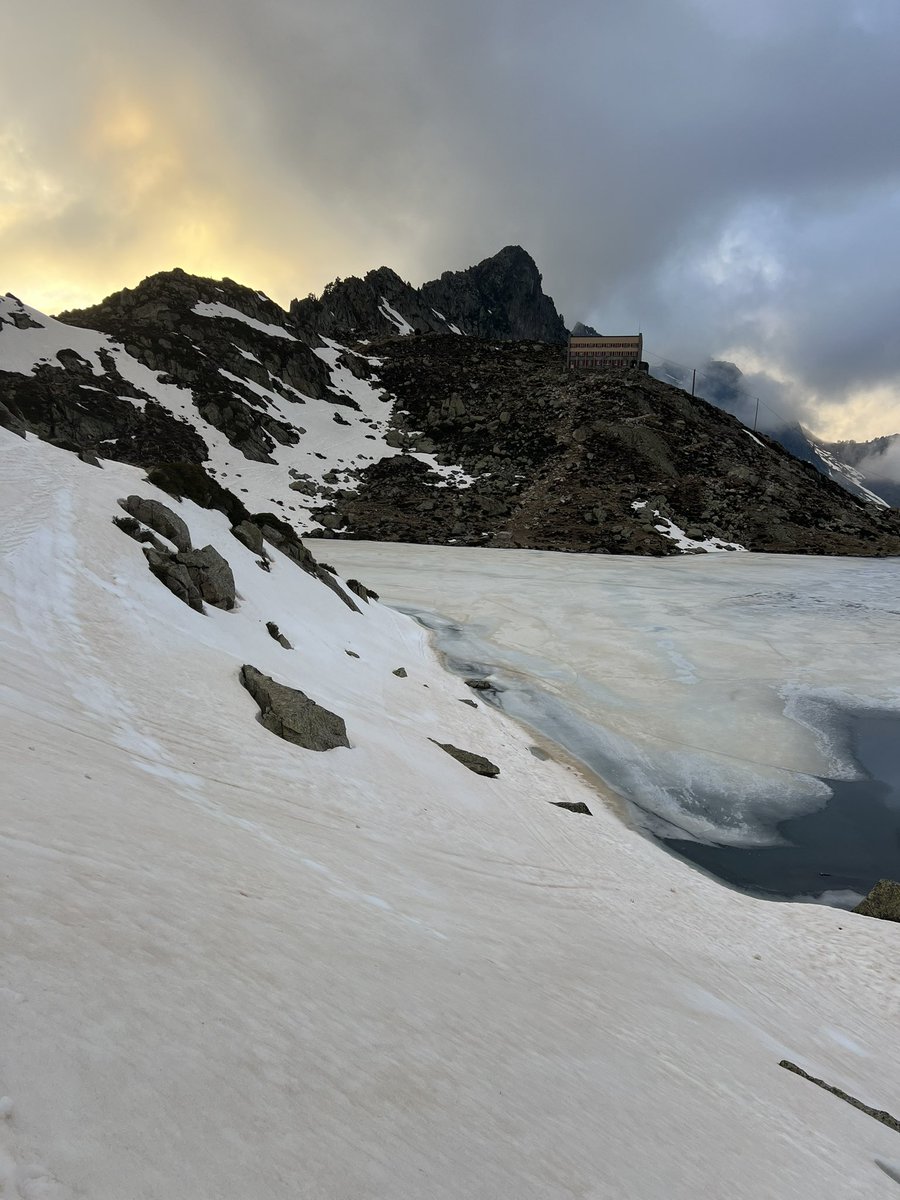 corinne_crabe's tweet photo. J’adore ces moments où après le tumulte de l’hiver, la haute montagne nous permet de profiter encore un peu de ses pentes, de son calme du soir, de son éveil lumineux et glacé, de son imensité. Un beau week-end en itinérance dans le #neiuvielle entre #oredon #lagkere #pyrenees https://t.co/ekTX9qvAjN