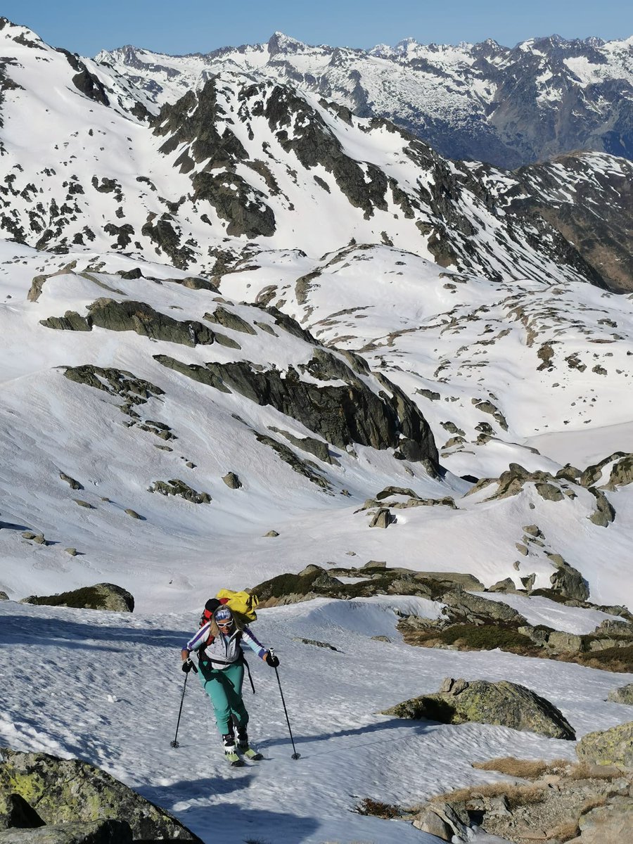 corinne_crabe's tweet photo. J’adore ces moments où après le tumulte de l’hiver, la haute montagne nous permet de profiter encore un peu de ses pentes, de son calme du soir, de son éveil lumineux et glacé, de son imensité. Un beau week-end en itinérance dans le #neiuvielle entre #oredon #lagkere #pyrenees https://t.co/ekTX9qvAjN