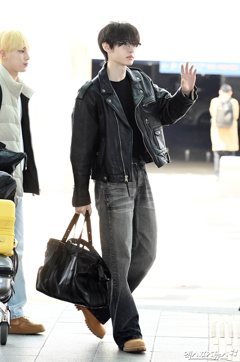 enhypenupdates's tweet photo. [AIRPORT] 240422

SUNGHOON at Incheon Airport on their way to the U.S. | Press Photo (1)

@ENHYPEN_members @ENHYPEN #ENHYPEN #엔하이픈 #SUNGHOON #성훈 https://t.co/h5YrBTTg0P