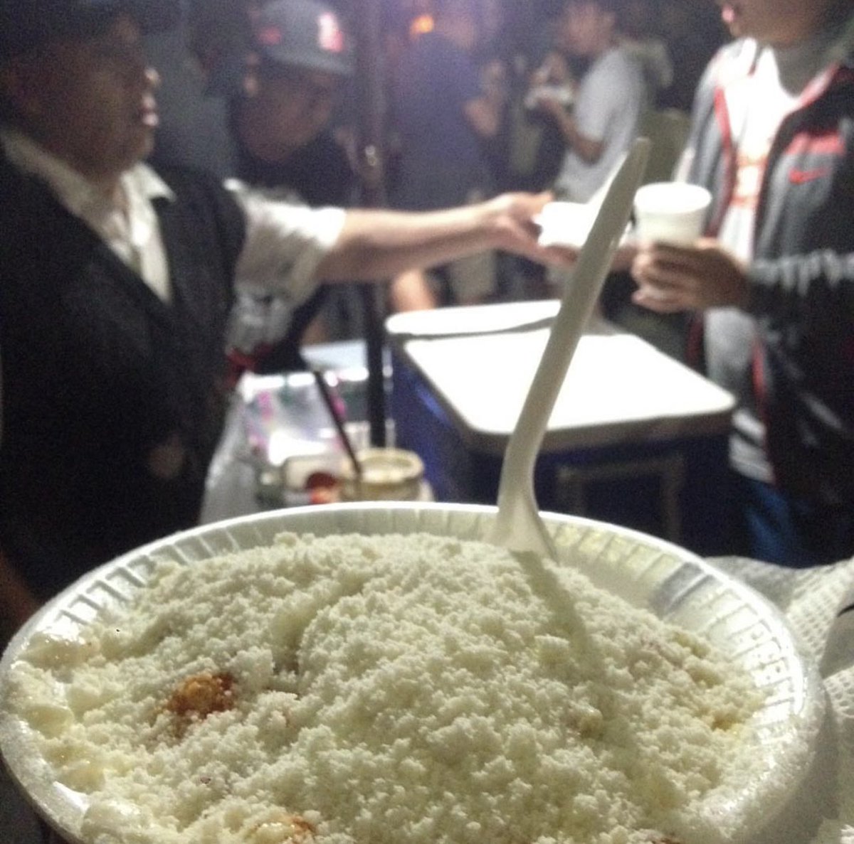 📍'Corn Man' in Los Angeles, CA 🇺🇸 - One-man stand serving Mexican-style corn the cob or in a bowl, topped with cheese, mayo & spices.