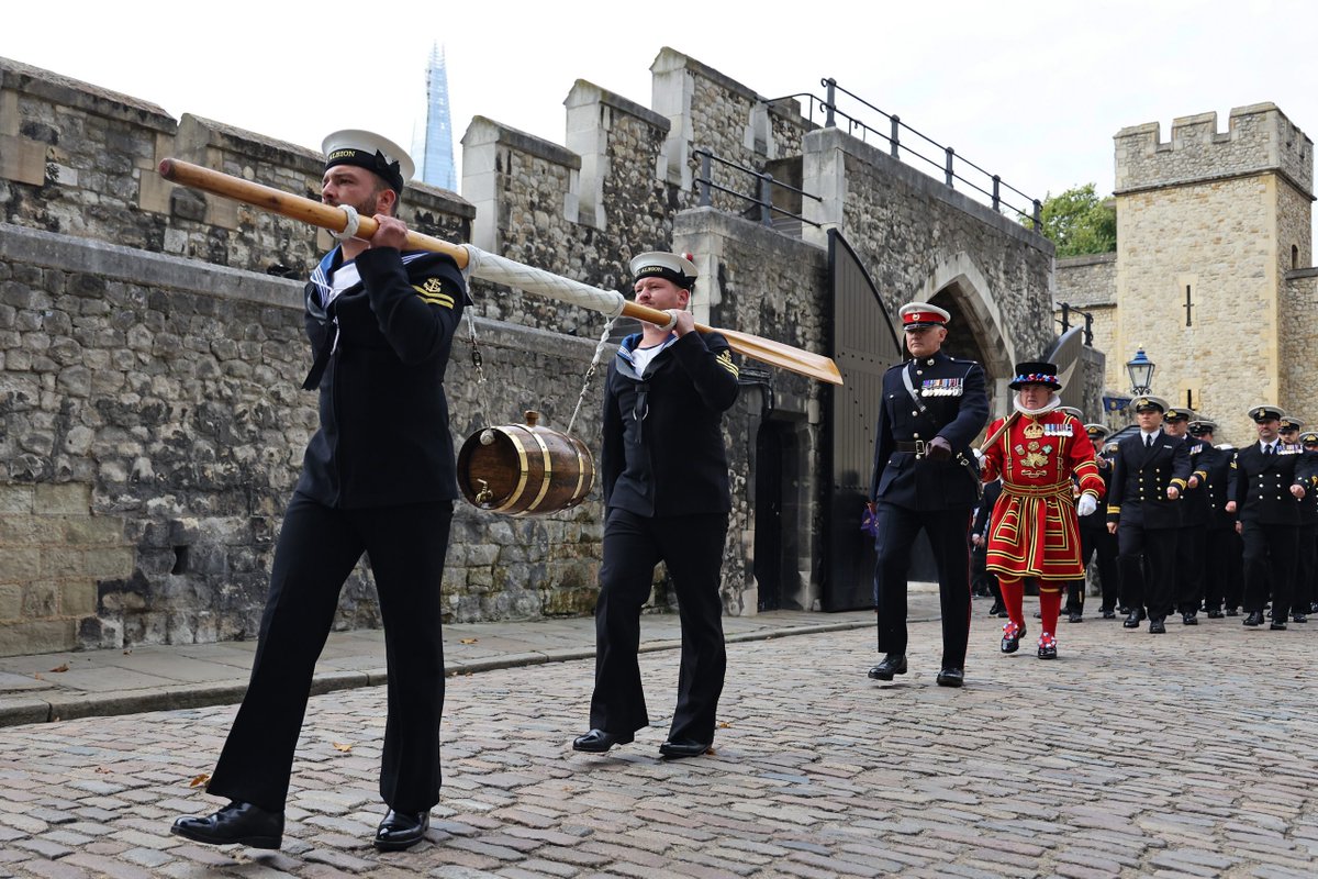 Monday morning quiz! Which ceremony is taking place here within the @TowerofLondon? The answer will be posted tomorrow.
.
.
.
.
#london #londonhistory #toweroflondon #beefeaters #royalnavy #militarylife