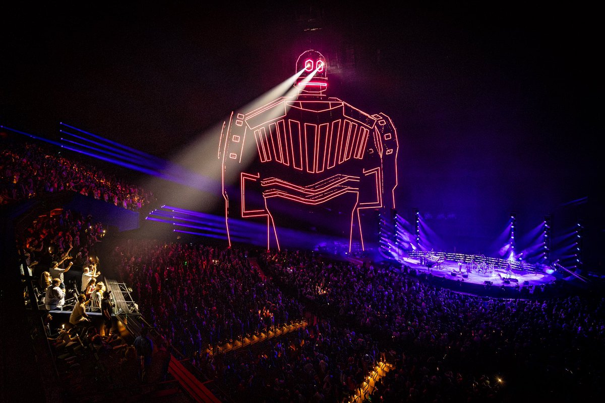 Out of this world 🤖 #PhishAtSphere <a href="/phish/">Phish</a>