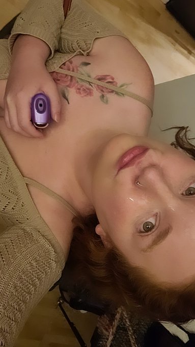 If you look close there's cum on my face ;) selling video chats all night ♡♡ this is so much fun, dm<a href="/tag/videochat"class="tags"><span>#videochat</span></a><a href="/tag/videocall"class="tags"><span>#videocall</span></a>