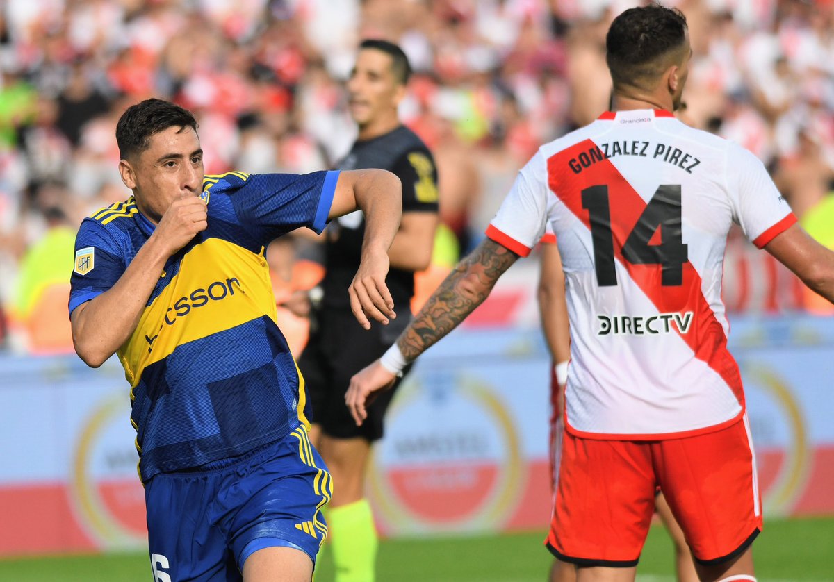 LucasBeltramo's tweet photo. Boca había empezado mejor, pero con Zenón cerrado le quedaba ancha la cancha en el retroceso: River vio luz y encontró una rápida ventaja. Equi y Pol retenían demasiado la pelota cuando el rival invitaba a ser vertical y desbordarlo, hasta que Martínez rearmó el medio y el equipo fue más equilibrado y profundo.

Luis-Jabes-Luis-centro atrás-la Bestia: el empate se cayó de maduro y hubo Medinazo vibes. Y la atajada in extremis de Chiquito se gritó como un gol…

Boca siguió jugando al fútbol, doblegó a River en cada dividida y fue a los bifes: Kevin no dudó y Cavani mojó. Al toque, Merentiel robó, Edinson machacó y Miguel sacó la metralleta. A partir de ahí el partido tuvo 20 minutos con olor a goleada y el líder de la Zona A entregado. El descuento del final maquilló una diferencia que fue mayor al 3-2.

Merentiel, Zenón y un tercer puesto compartido por Cavani y Advíncula es el podio de un Boca que ya no tiene jugadores ganapartidos: tiene un equipo ganapartidos. Y ganaclásicos. River, afuera.