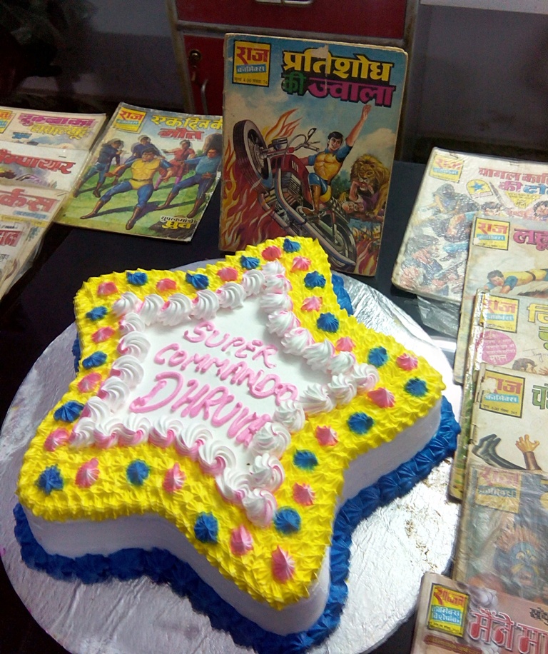 Trendy_Baba_'s tweet photo. Fans celebrating Super Commando Dhruva's birthday, Delhi (2014)
PC - Sanjay Singh
#comics #Fans #indiancomics #character #SuperCommandoDhruv #RajComics https://t.co/m20xKr1lxT