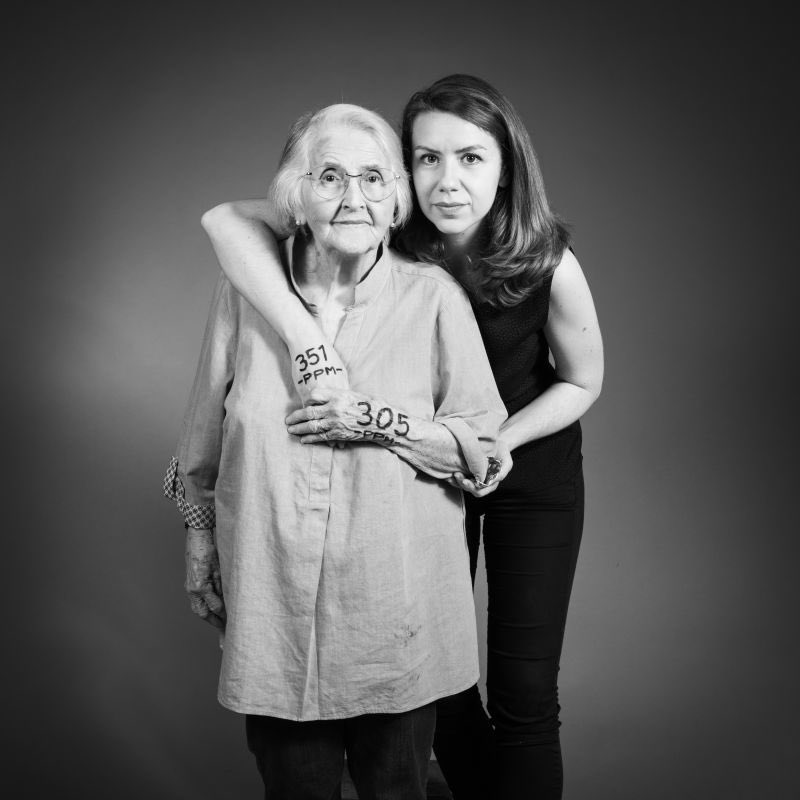 Jacqueline André et sa petite-fille, sous l’objectif de @happy__marylou (Born in PPM). Née en 1925, Jacqueline est décédée à 421 PPM. Très inquiète pour les générations futures, elle a posé pour nous offrir cette photographie d’amour, d’espoir et de vie. Condoléances aux siens.