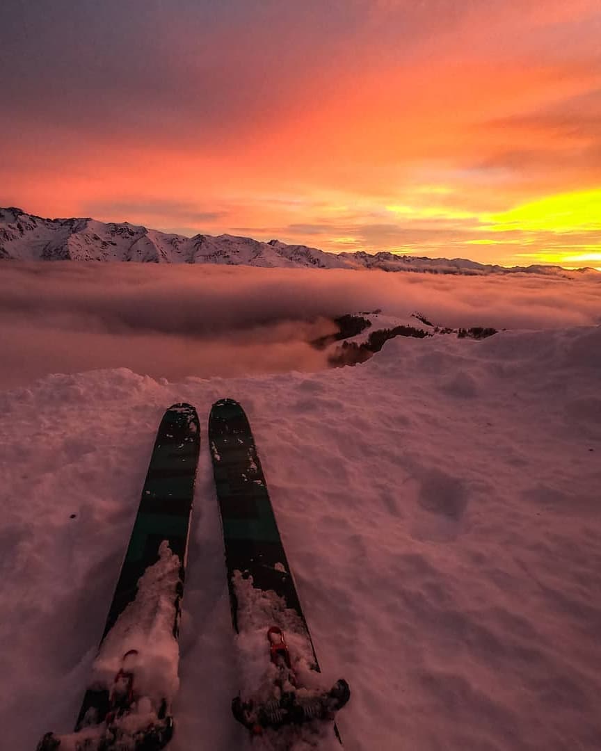 Voilà à quoi ressemble un lever de soleil au dessus des nuages à @Auron_Officiel 🎿🏔️🌄 Belle semaine à toutes et tous ! ☀️ 📸dans_loeil_de_fab / fabien_girardi (IG) #CotedAzurFrance @AlpesMaritimes #Departement06 @lesstationsnca