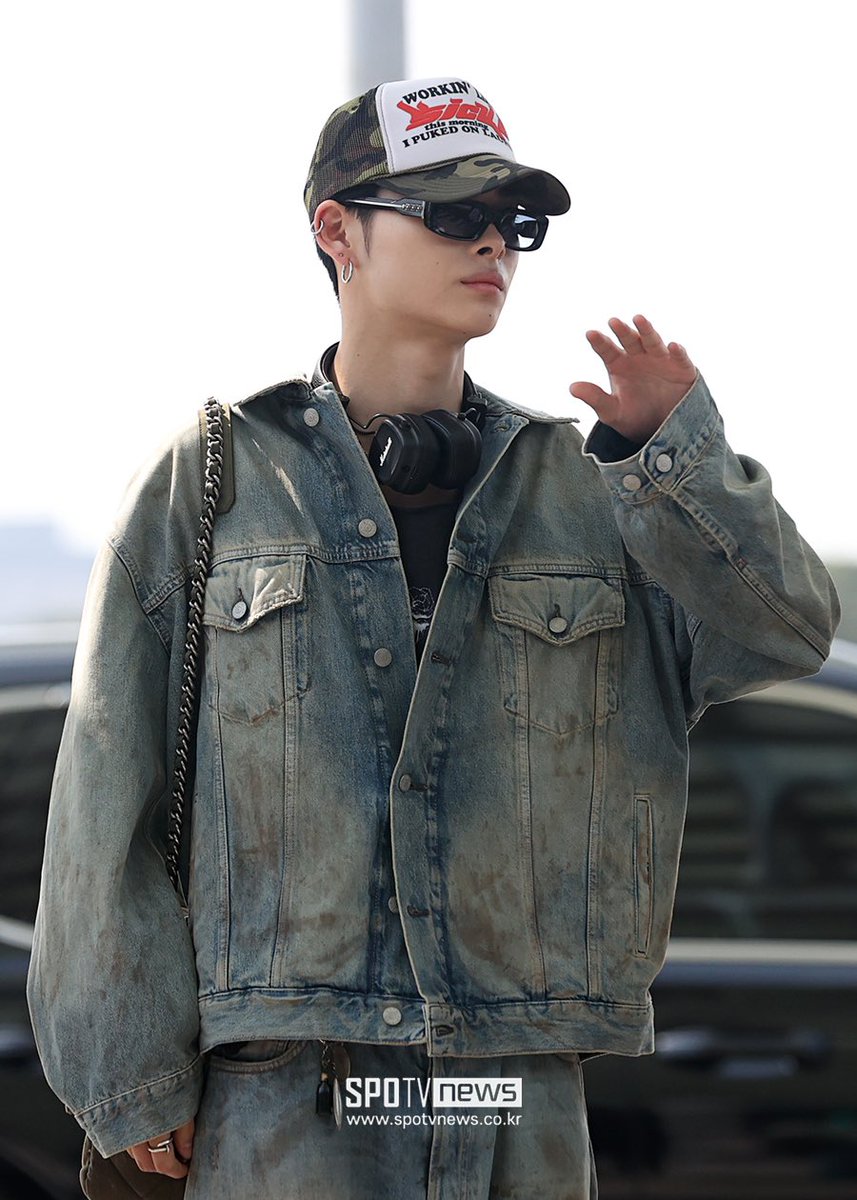 iiamsometimes's tweet photo. เสื้อที่แม่อยากซัก         เสื้อที่แม่อยากซ่อม https://t.co/sx8ehNuajU