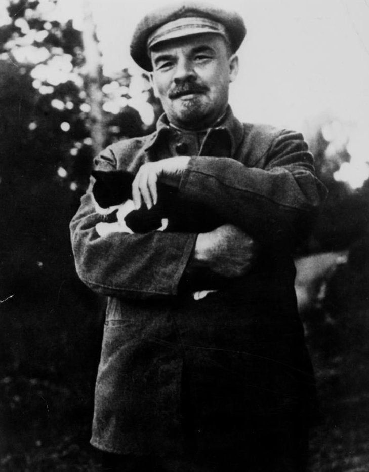 Homenaje a Vladimir Ilich Ulyanov, conocido mundialme por Lenin, su espíritu, su ejemplo, su lucha siguen vivos en cada revolucionario de hoy y siempre. ¡Gloria eterna camarada al Lenin!