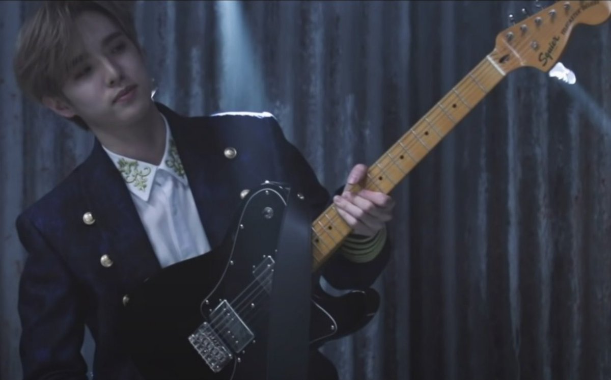 mlufddjae's tweet photo. สรุปพี่เจน่าจะ(เคย)มีเทเล 2 ตัวที่หน้าตาเหมือนกันเป๊ะ ตัวนึง Squier classic vibe 70s telecaster น้องคนนี้ออกงานถ่ายแบบ mv โชว์ตัวบ่อยหน่อยคงเพราะสะอาด เงาวับ 💀 ส่วนอีกตัวที่รอยขูดขีดเยอะๆเปรอะๆเปื้อนๆคือ Fender Vintera 70s telecaster deluxe ใช้เล่นจริงเวลาแสดง ทัวร์คอนอะไรต่างๆ https://t.co/LvR5cvWTeX