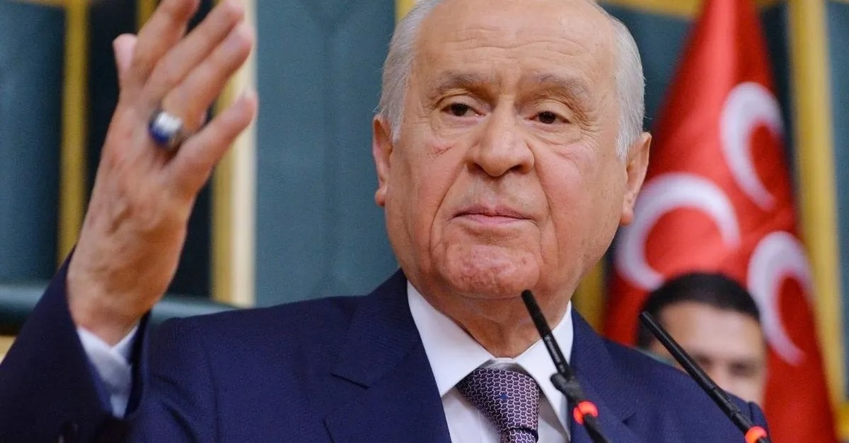 Devlet Bahçeli: 'İstiklal Marşının söylenmesine direnen, Türk bayrağının asılmasını ve şehitlerimize saygı duruşunu reddeden, Aziz Atatürk ile Cumhurbaşkanımıza yaralayıcı ifadeler kullanan bölücü alçaklar bu milletin evladı, Türkiye'nin mensubu olamazlar' Kayyumlar Atansın