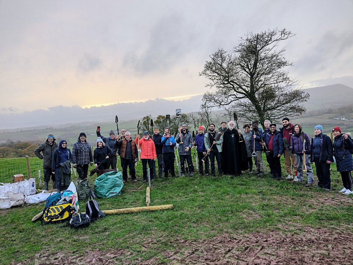 Happy #EarthDay2024. We're celebrating a 95% success rate in the 6000 saplings planted here over 2 years in hedgerows & shelterbelts. Big shout out to farmers planting with us in South Wales & huge thanks to our wonderful volunteers @Stumpupfortrees & @CoedCadw