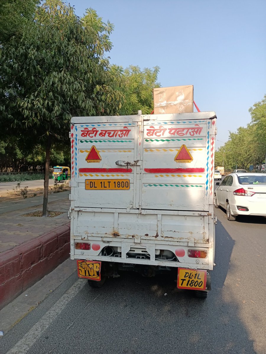 pramodshukla680's tweet photo. Mera traffic police se anurodh hai ki aise overheight loding pr sakht action le .aj ase hi ek overheight gadi se ek bike vale ki Jaan ja sakti thi box nikal k uske muh par gira bhagwan ki kripa se Bch Gaya @noidatraffic @noidapolice @CP_Noida @dtptraffic @CMOfficeUP @DelhiPolice https://t.co/Hk3eOMv4wm