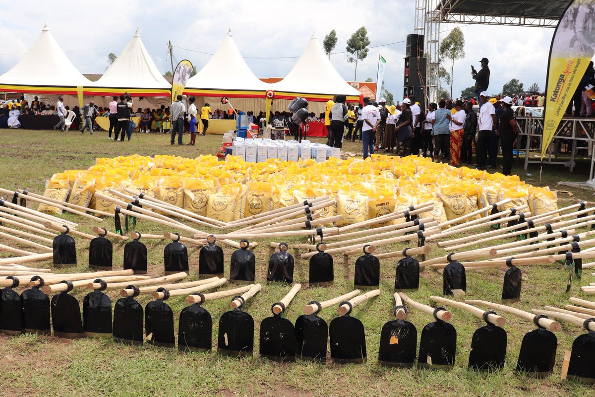 ChiefMuzzukulu's tweet photo. We strive to empower communities especially bazzukulu, economically by equipping them with self-help tools. When we invest in their potential, we unleash a ripple effect of prosperity on our economy that knows no bounds. It's this message we'll be taking to Kiryandongo on Friday. https://t.co/82epimLtSj