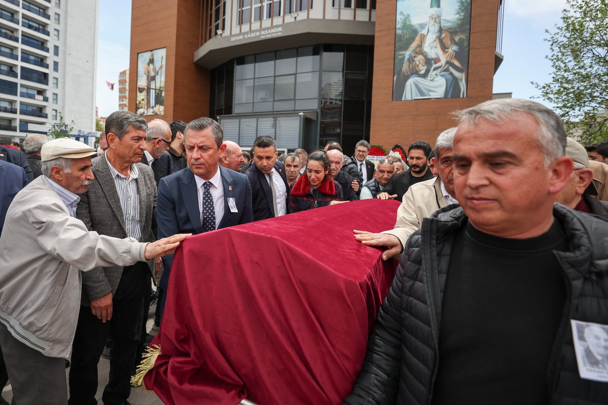 Cumhuriyet Halk Partisi Genel Başkanı Özgür Özel, CHP Genel Merkezi personeli, çalışma arkadaşımız Ufuk Daştan‘ın hayatını kaybeden babası Hasan Daştan‘ın Batıkent Pir Sultan Abdal Cemevi’nde düzenlenen cenaze törenine katıldı.