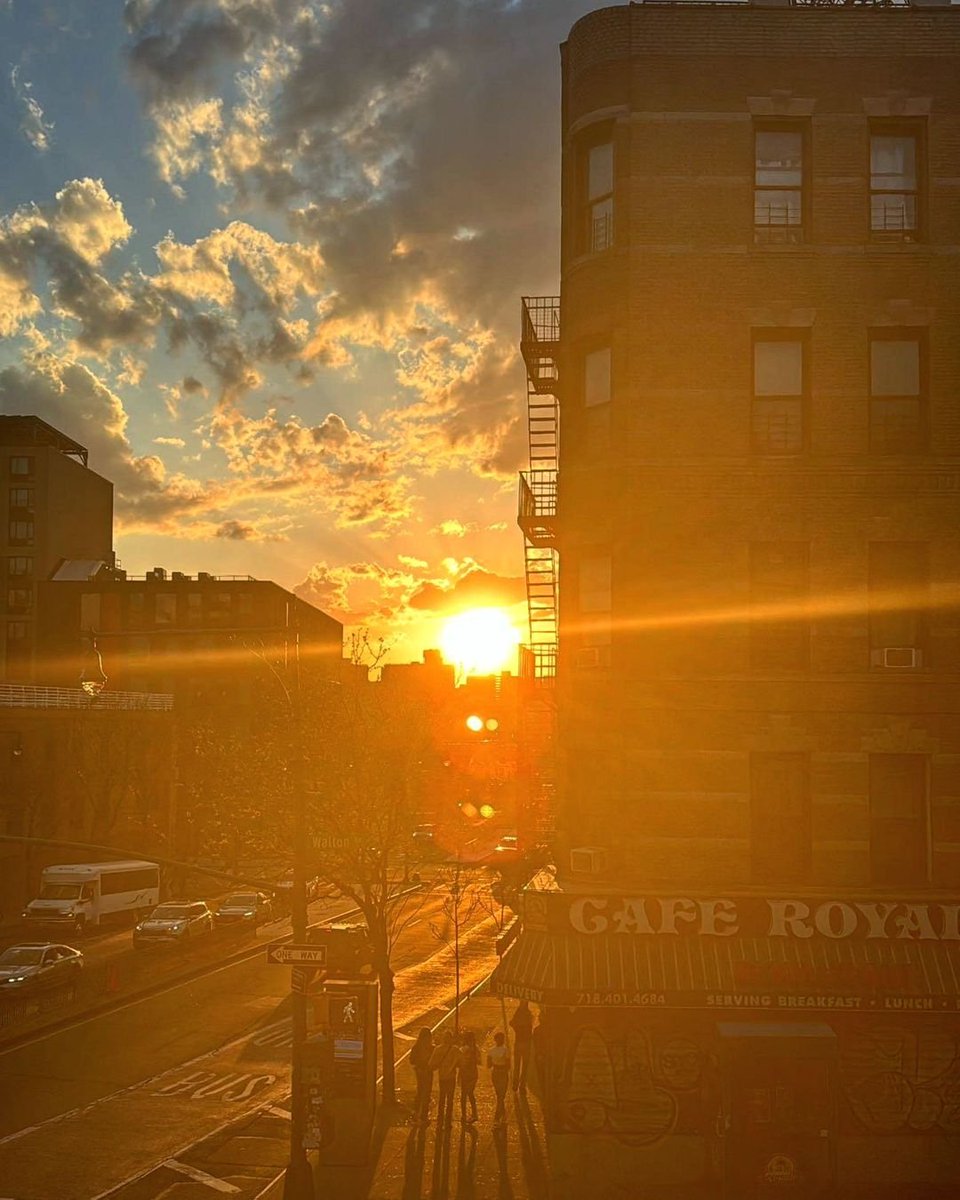 Sunset over 149th St & Grand Concourse. The Bronx, USA. PHOTO: Instagram Account @ project_s_ at instagram.com/project_s_ 🌇
.
.
.
#regram #thebronx #bronx #fromthebronx #fromthebronxtotheworld #thebronxdoesitbetter #iamthebronx #wearethebronx #nyctourism #whatsgoodnyc