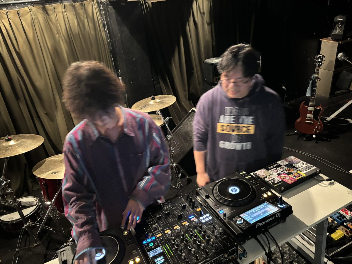 clubGRINDHOUSE's tweet photo. 5/5 DJデビューのかんたろう（MOB）がa2c_senpai指導の元練習しております🔥
GWの終盤戦是非club GRINDHOUSEにお集まりくださいませー🎧🔥
#夜アソビAR https://t.co/swKOZPU6Kj