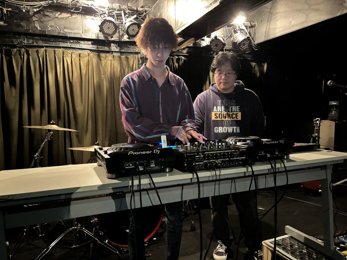 clubGRINDHOUSE's tweet photo. 5/5 DJデビューのかんたろう（MOB）がa2c_senpai指導の元練習しております🔥
GWの終盤戦是非club GRINDHOUSEにお集まりくださいませー🎧🔥
#夜アソビAR https://t.co/swKOZPU6Kj