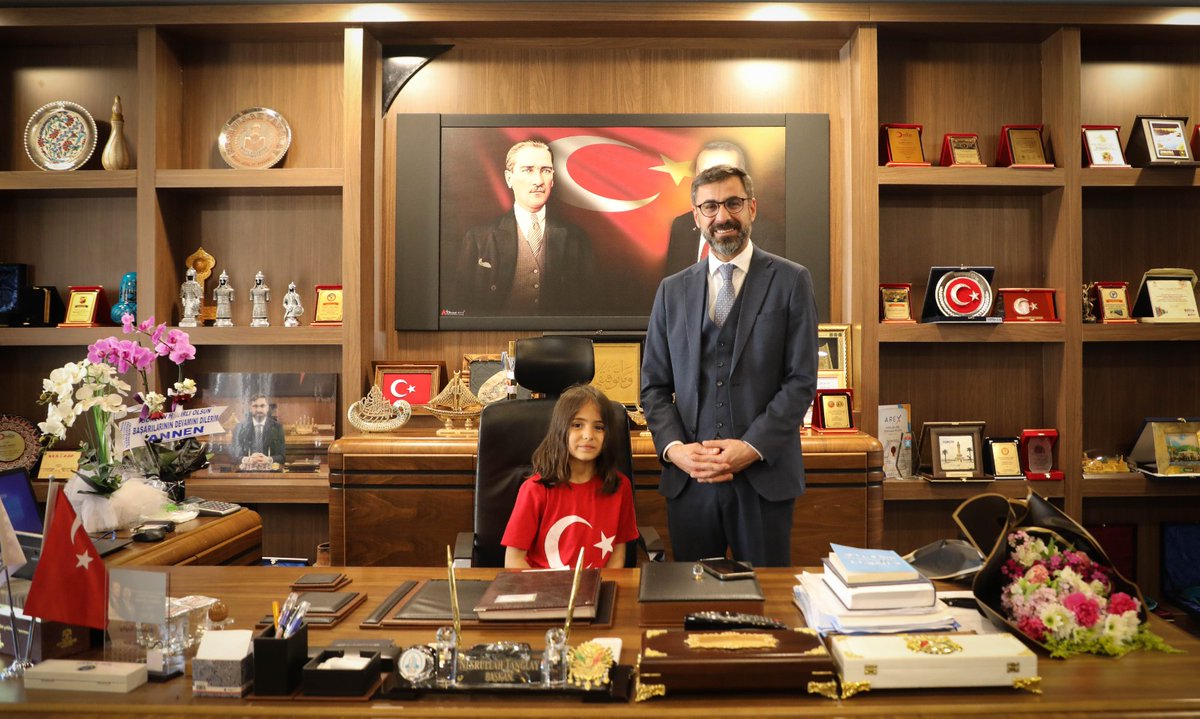 Ntanglay's tweet photo. 23 Nisan Ulusal Egemenlik ve Çocuk Bayramı etkinlikleri kapsamında makam koltuğunu Yolcular Köyü İlköğretim Okulu 3.sınıf öğrencisi Cansu Özdemir'e devrettik.

Geleceğimizin teminatı olan tüm yavrularımızın bu özel bayramı kutlu olsun. https://t.co/no9SE90FDQ