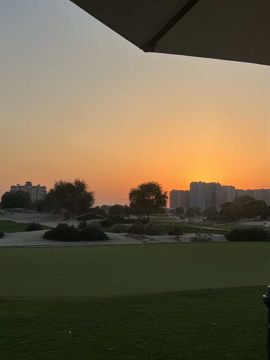 Another beautiful sunset at the Ernie Els Club in Dubai. There is some form of calm sitting at these greens on a warm evening observing sunset and listening to all the bird life. Oh, with a glass of crisp Chenin in hand 🇦🇪 #Dubai #ErnieElsClub #travel #golf #wine #sunset