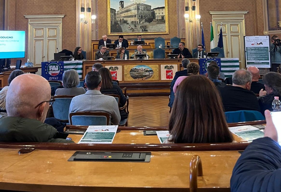 #Perugia: il Segretario Generale della #FaiCisl @OnofrioRota conclude l'incontro 'Fermiamo la scia di sangue' su #sicurezza e #salute nei luoghi di #lavoro, organizzato dalla @FAICislUmbria con la partecipazione di istituzioni, imprese e delegati