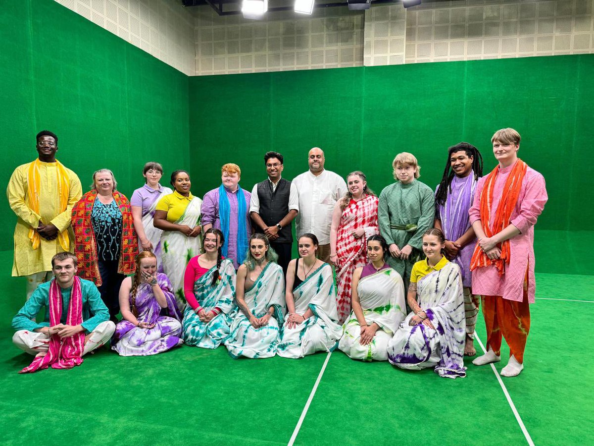 DHM Aman Grewal had the pleasure of meeting students from Staffordshire University @StaffsUni, who are part of the #Turing scheme, during their visit to India 🇮🇳. He enjoyed attending a fantastic fashion show curated by the talented team at @lpuuniversity