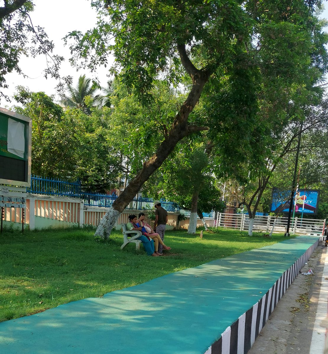 bmcbbsr's tweet photo. Taking refuge under the cool shade of a tree is unbeatable in this blazing heat.
The urban furniture placed alongside the road provides a welcome respite for citizens.

#BMCcares
#TreeShade https://t.co/qgIeFr4Y9e