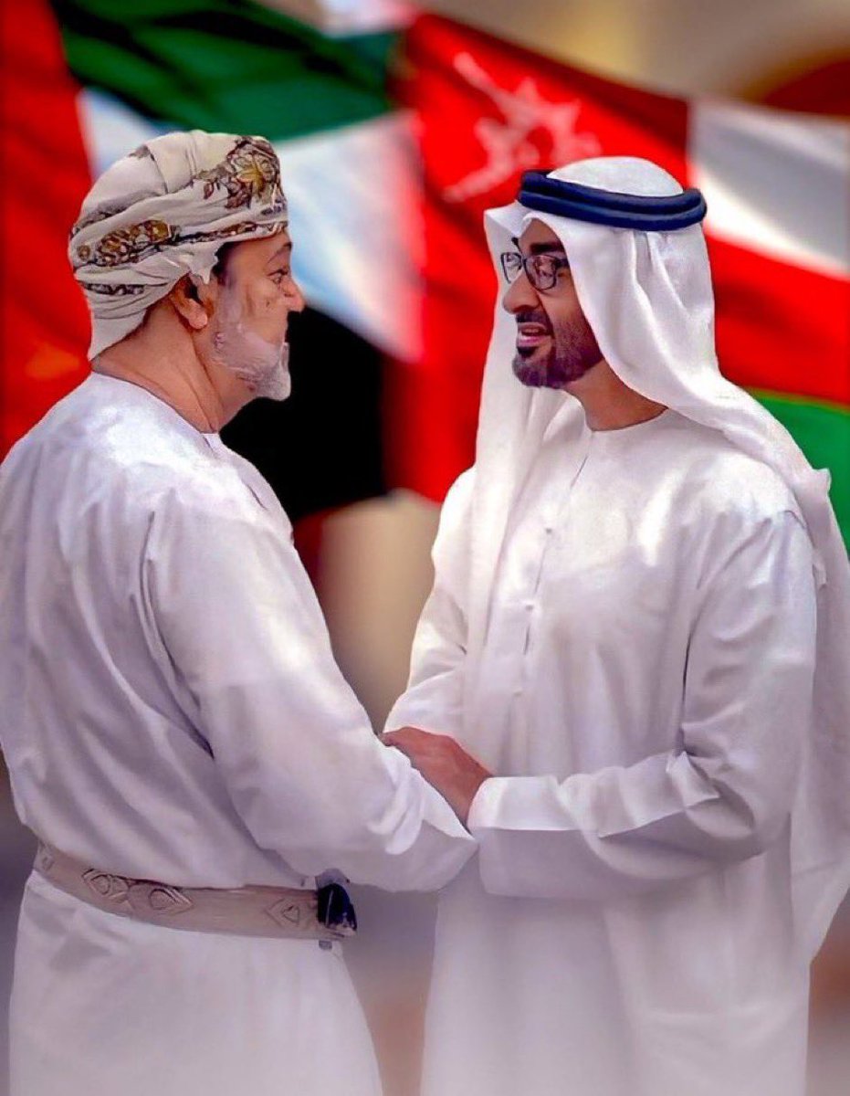 الرابط بين الإمارات وعمان رابط وثيق لا يفهمه من هو بعيد عن الخليج فلا يوجد أقرب من الإماراتي للعماني ولا العماني للإماراتي ،، أسر واحدة قبائل واحدة إمتداد واحد تاريخ مشترك قد تجد الأسرة الواحدة نصفها في جهة والآخر في الجهة الأخرى لذلك نضحك في الخليج من ذلك البعيد الذي يعتقد أنه