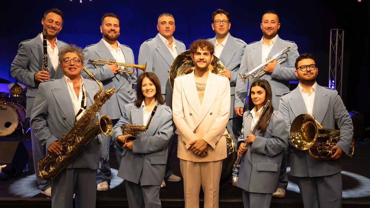 Era tanto tempo che desideravo una serata così, quella in cui cantavate le mie nuove canzoni, con i miei bandisti del cuore, la festa!
Mi arriva tanto calore dalle cose che state scrivendo. Sento come state accogliendo il mio nuovo disco e vi ringrazio di cuore.