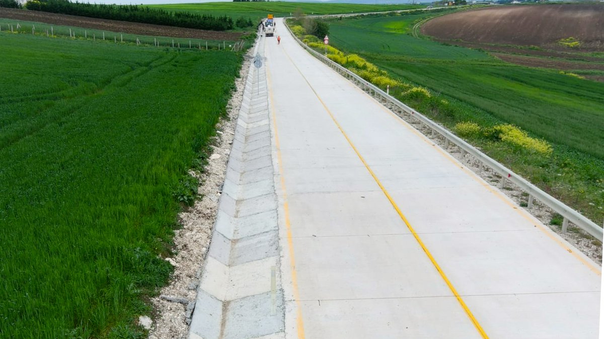 IbbYolYapim's tweet photo. Silivri İlçesi, Akören Mahallesi-Bekir Sıtkı Say Caddesi  

Yollarımızın ekonomik ömrünü uzatıyoruz.
"V Kanal Uygulaması" ile serbest akış halindeki yağmursularını toplayarak yollarımızın zarar görmesini engelliyoruz.

@istanbulbld https://t.co/YCYG5CNzlu