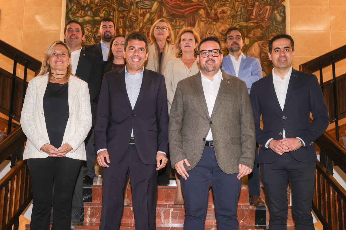 ppcv's tweet photo. El presidente del PPCV, @carlos_mazon_, junto con la delegada del Consell en Castellón, @susfabregat, mantienen un encuentro de trabajo con el presidente y portavoz del Partido Popular en Vila-real, @AdrianCasabo, y concejales del PP del municipio.

Conocer la situación y las necesidades reales de la localidad han sido los principales ejes de la reunión. 

📍Vila-Real