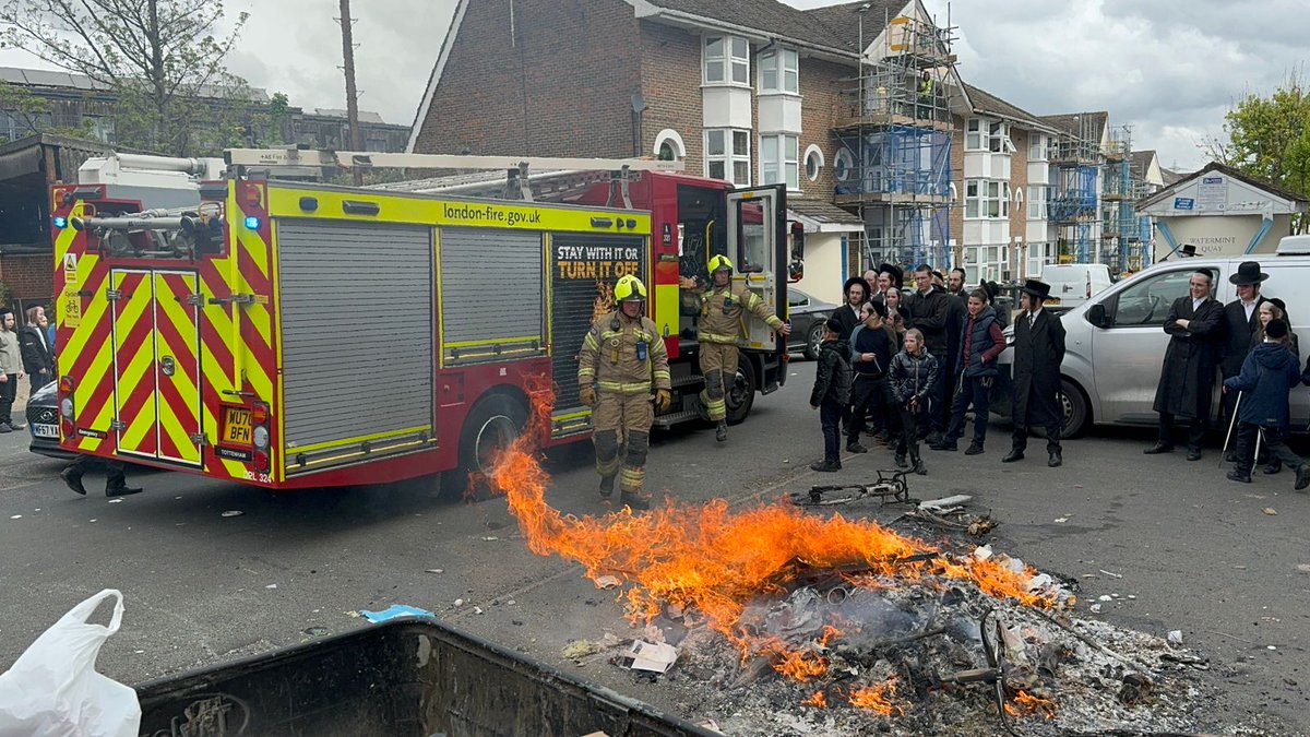 As we approach Passover the ceremonial burning called 'biur chametz' takes place today. Fire crews across some parts of London are making sure these fires do not get out of hand and remain safe for the community. @HaringeyLFB @LFB_HACKNEY @LondonFire