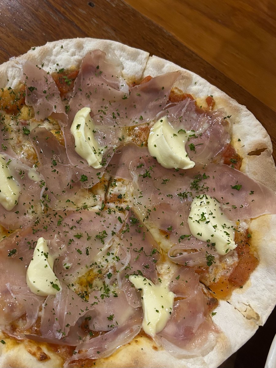 adaywith_u's tweet photo. Pizza Pazza
📍พหลโยธิน 11

เป็นร้านอาหารอิตาเลียน บรรยากาศอบอุ่น ครัวอยู่ด้านนอก ทำให้ได้กลิ่นอาหาร กระตุ้นต่อมหิวสุด ๆ 🤤 ถ้ามาสองคนก็สั่งพิซซ่าถาดเล็กได้นะ ขนาดกำลังดี กินอย่างอื่นได้อีกกก เช่น พาสต้ากุ้งกระเทียม (อร่อยมากก)

#วันนี้พาเธอไปไหนดี @aroii @ReviewAroii @Kin24hrs https://t.co/gsujTNkub3