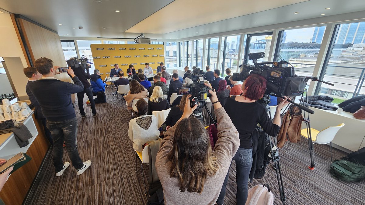 Volle zaal voor de persconferentie @NVABrussel! Met voorzitter @Bart_DeWever en lijsttrekkers: - Brussel @CieltjeVAchter - Vlaams @KarlVanlouwe - Federaal @Todbacke