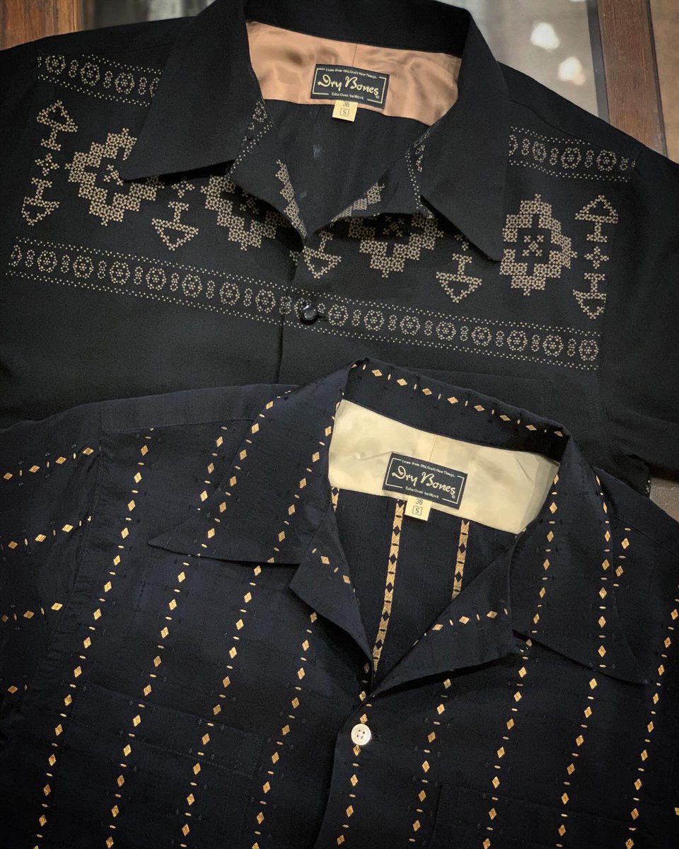 ブラック・レーヨンシャツ。

ネイティブ・パターンと、
ロゼンジ・ドビー織りの2柄。

こういうフィフティーズ柄は
着る人で色んな魅せ方が出来そうですね