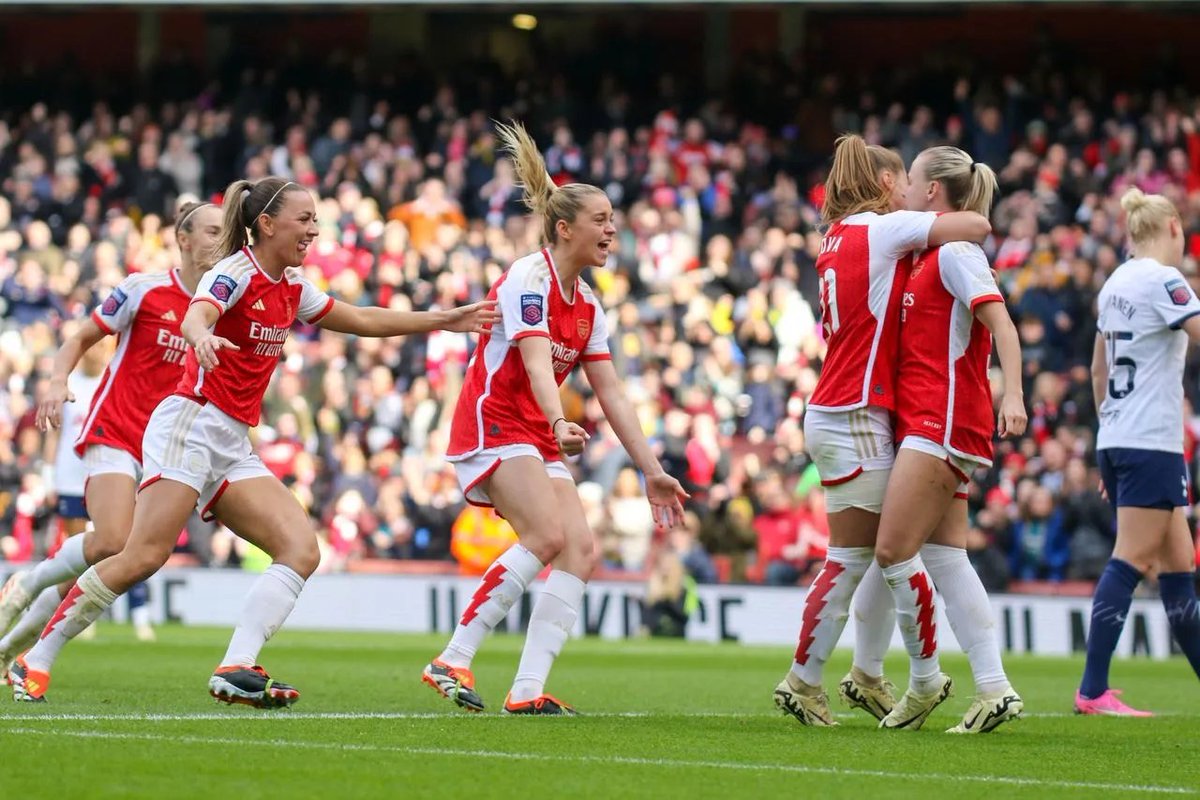 arseblog.substack.com/p/breaking-the… This week's Arsenal Women newsletter on Arsenal's improvement against low blocks 🔴Greater fluidity and player freedom in attack ⚪️Russo increased understanding 🔴Williamson, Fox, Mead partnership on the right ⚪️Blackstenius pushing defences back 👇