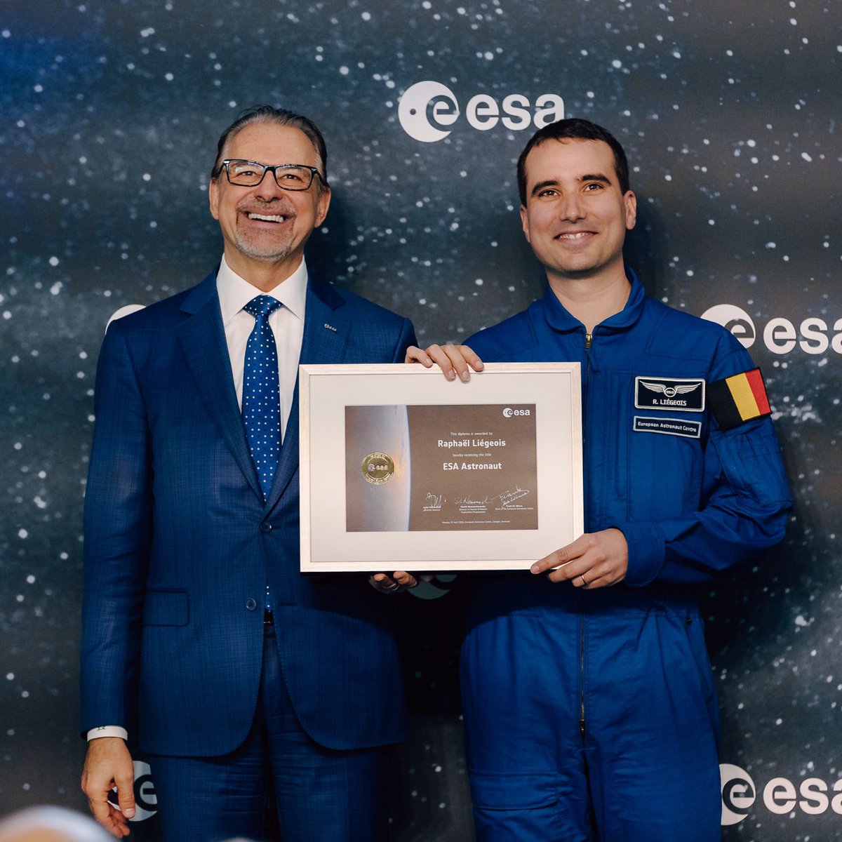 Belgium has a new graduated astronaut 🧑‍🚀 🇧🇪 Congrats @Raph_Astro ! @esa @belspo @AschbacherJosef