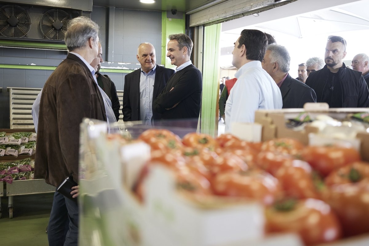 Επισκέφθηκα σήμερα την Κεντρική Λαχαναγορά της Αθήνας στον Άγιο Ιωάννη Ρέντη. Είχα την ευκαιρία να συνομιλήσω με εμπόρους για την πορεία των τιμών, τη λειτουργία της εφοδιαστικής αλυσίδας και τις επενδύσεις που έχουν γίνει στον τομέα της αποθήκευσης και μεταφοράς αγαθών.