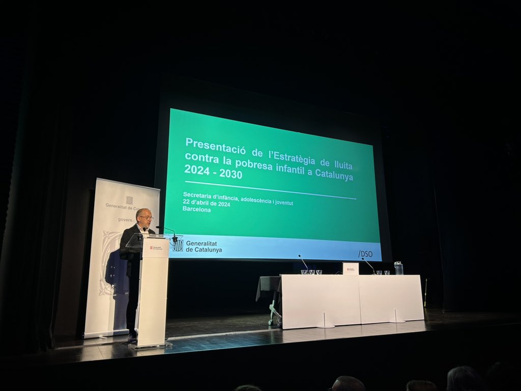 L'Estratègia de lluita contra la #pobresainfantil a Catalunya que avui presenta <a href="/govern/">Govern de Catalunya</a> és una eina clau per millorar la situació de 442.300 nens i nenes.

👧La #infància és el grup d'edat més empobrit: el 32,5% enfront del 24,4% de la població general.

➡️rb.gy/2lgutd