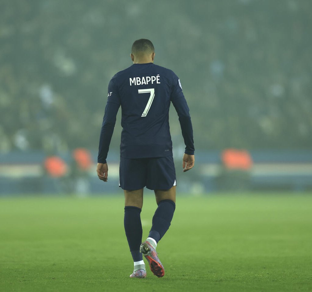 😬| Bellingham vit le rêve de Mbappe ? Ceci ne sera pas une analyse mais juste une pensée que j’ai eu. - Arriver pour 100M au Real Madrid ! 💯 - Briller et porter l’équipe dès la 1ere saison ! 🥇 - Devenir le chouchou du Bernabeu ! ✨ - Favori au Ballon d’Or ! 🔝 - LaLiga