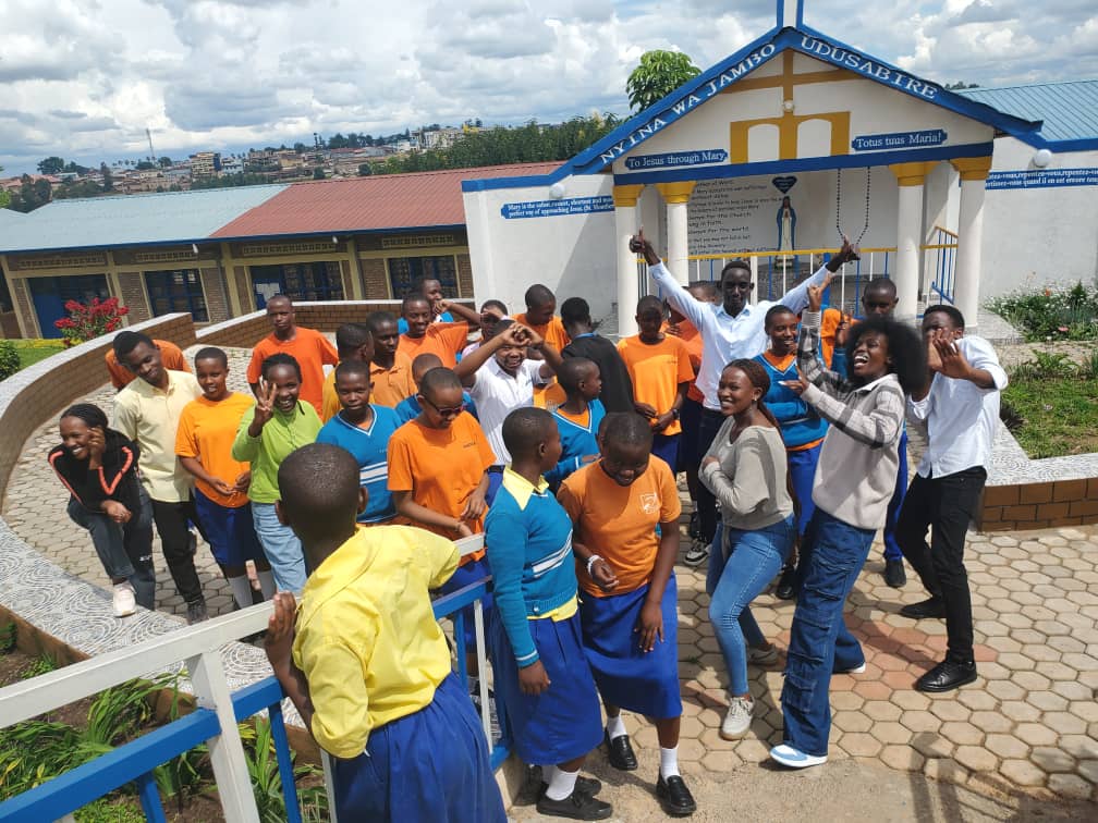 Scome_rwanda's tweet photo. @medsar_rwanda through @Scome_rwanda in collaboration with @rwandaplus83787 hosted the UHC- Workshop, which equiped medical students with sign language basic skills to enhance their communication with people with disability, ensuring inclusive and equitable healthcare provision. https://t.co/7VPIhC0jAC